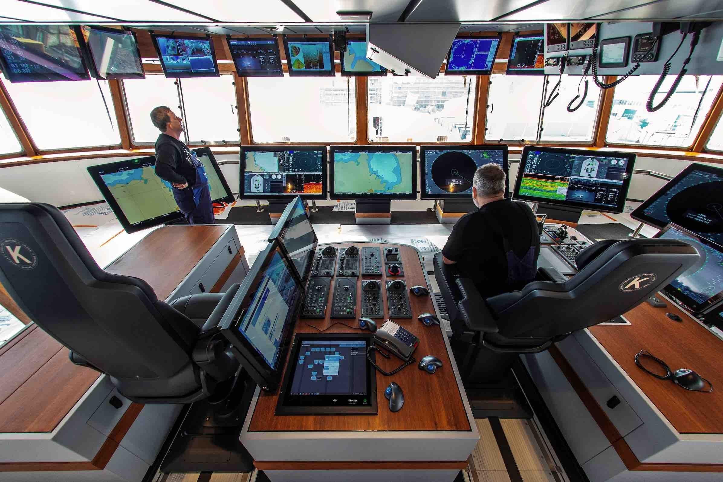 Integrated bridge console with navigation displays